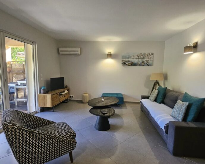 Pinarello, Appartement avec jardin privatif, 2 chambres,  vue dégagée, plage à pied