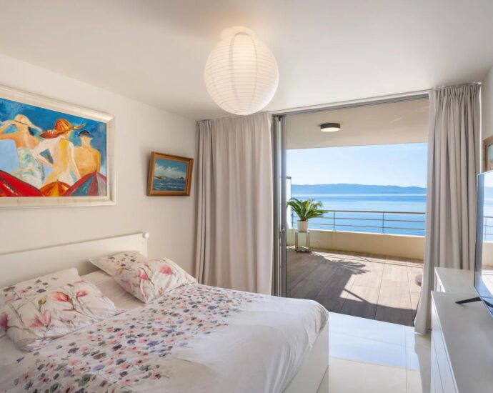 Exclusivité, Ajaccio, Route des Sanguinaires, Appartement vue mer panoramique, 2 chambres, terrasse, plage à pied