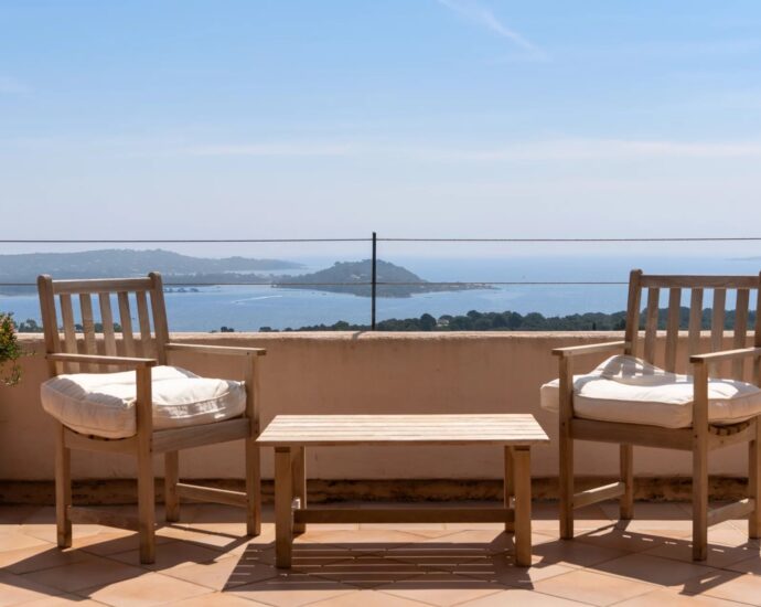 Exclusivité, Porto-Vecchio, Carpalone, Villa d&rsquo;architecte, 7 chambres, piscines, vue mer panoramique, proche plage