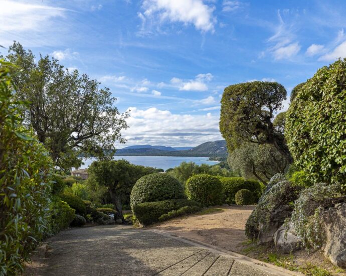 Vardiola, Villa d&rsquo;architecte, T6,  piscine, vue mer panoramique, proche plage