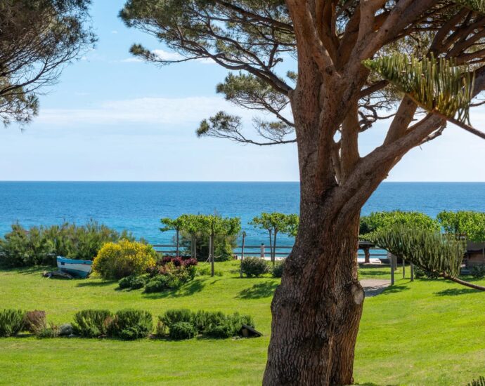 Cap Corse, Sisco, Domaine privé pieds dans l&rsquo;eau, 4 logements, espaces extérieurs, projet résidentiel ou touristique, vue et accès direct à la mer