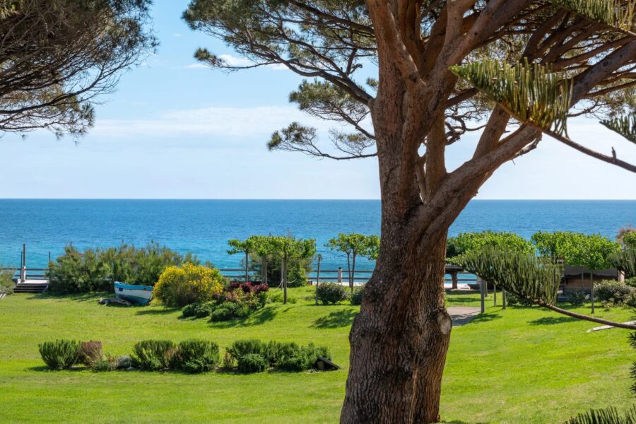 Cap Corse, Sisco, Domaine privé pieds dans l&rsquo;eau, 4 logements, espaces extérieurs, projet résidentiel ou touristique, vue et accès direct à la mer