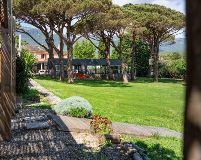 Cap Corse, Sisco, Domaine privé pieds dans l&rsquo;eau, 4 logements, espaces extérieurs, projet résidentiel ou touristique, vue et accès direct à la mer