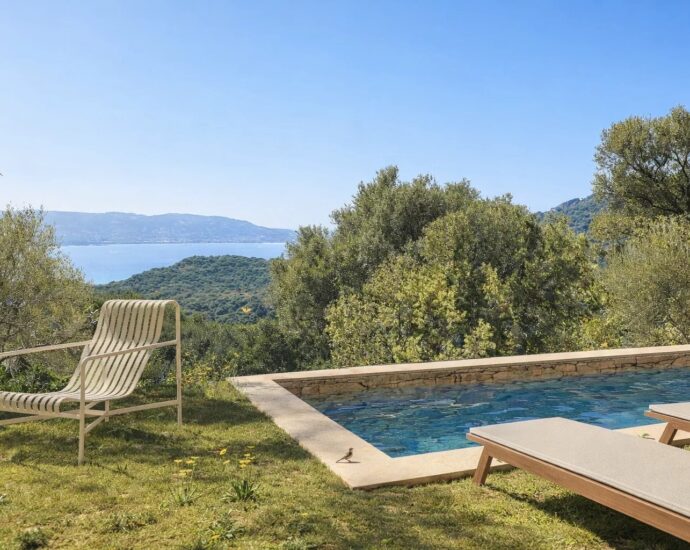 Lumio, Villa contemporaine, 4 chambres, vue mer, piscine, proche plage, vente en VEFA