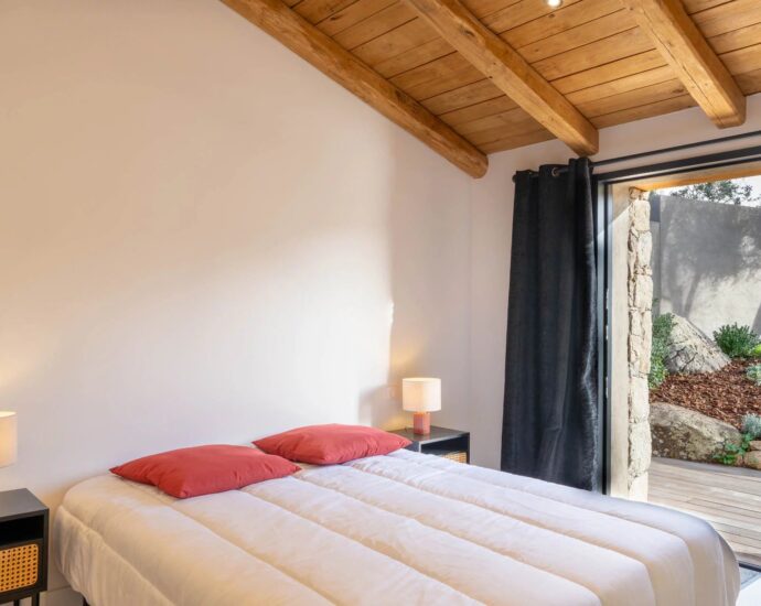 Sainte-Lucie de Porto-Vecchio, Cirendinu, Villa type bergerie, 4 chambres, piscine, proche plage