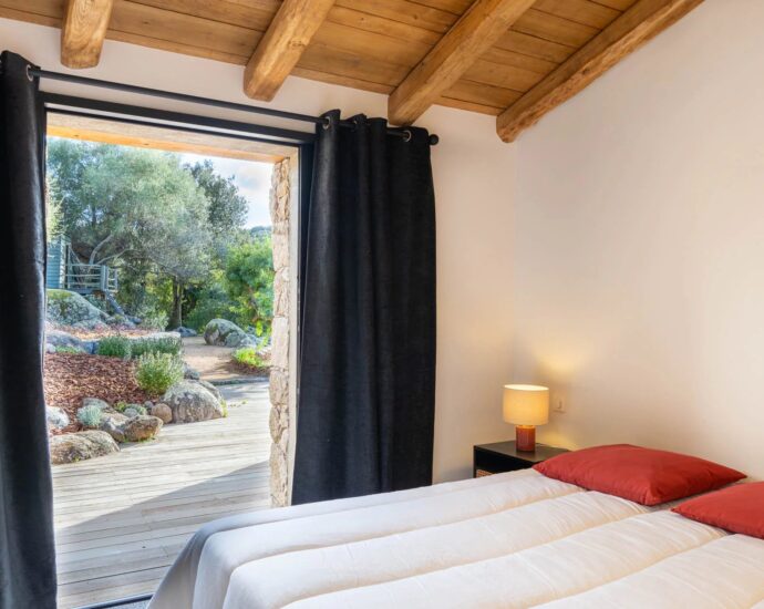 Sainte-Lucie de Porto-Vecchio, Cirendinu, Villa type bergerie, 4 chambres, piscine, proche plage