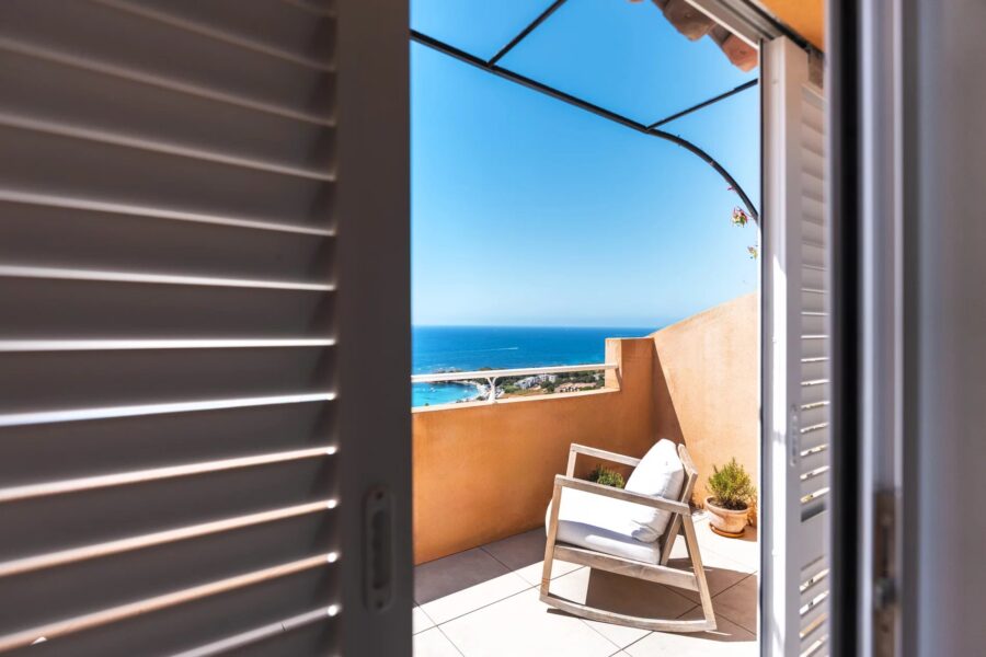 Ajaccio, Route des Sanguinaires, Duplex apartment, 4 bedrooms, panoramic sea view, walking distance to the beach