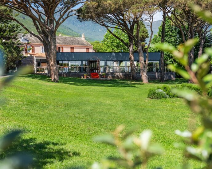 Cap Corse, Sisco, Domaine privé pieds dans l&rsquo;eau, 4 logements, espaces extérieurs, projet résidentiel ou touristique, vue et accès direct à la mer