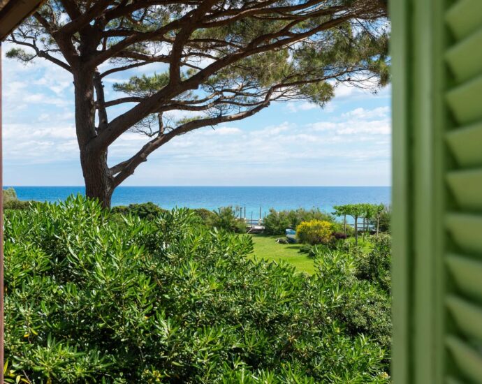 Cap Corse, Sisco, Domaine privé pieds dans l&rsquo;eau, 4 logements, espaces extérieurs, projet résidentiel ou touristique, vue et accès direct à la mer