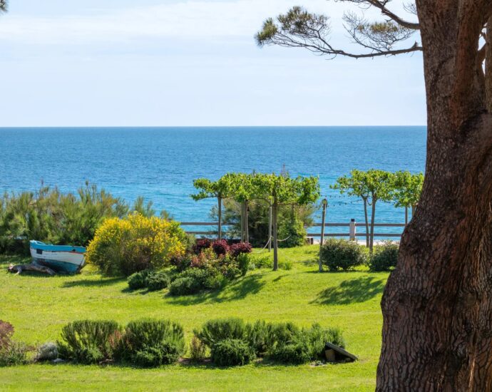 Cap Corse, Sisco, Domaine privé pieds dans l&rsquo;eau, 4 logements, espaces extérieurs, projet résidentiel ou touristique, vue et accès direct à la mer