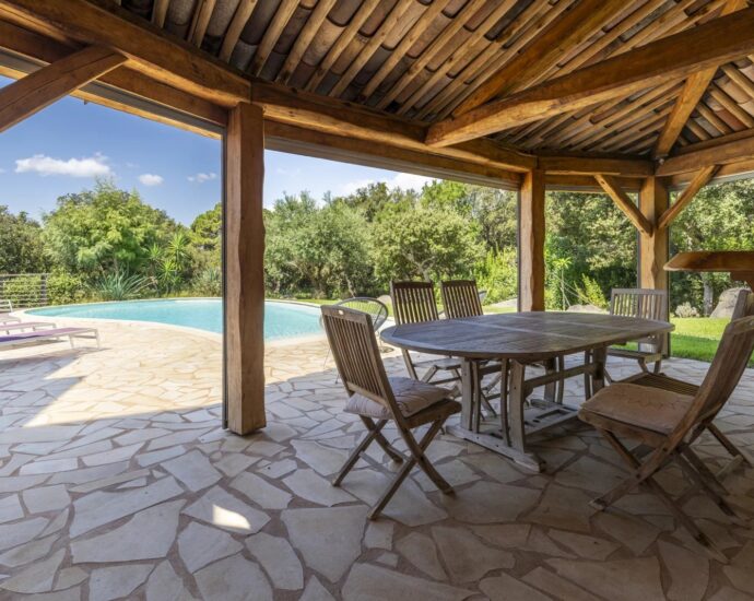 Porto-Vecchio, Domaine de Cala Rossa, villa 6 chambres, vue mer, piscine, plage à pied