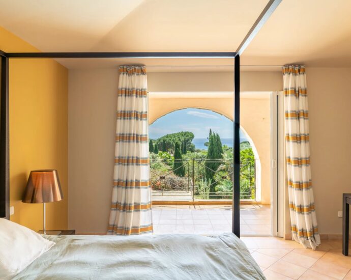 Sainte-lucie de Porto-Vecchio, Capicciola, villa 5 chambres, piscine, vue mer, plage à pied