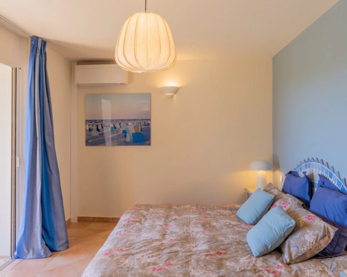Sainte-lucie de Porto-Vecchio, Capicciola, villa 5 chambres, piscine, vue mer, plage à pied