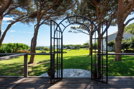 Cap Corse, Sisco, Domaine privé pieds dans l&rsquo;eau, 4 logements, espaces extérieurs, projet résidentiel ou touristique, vue et accès direct à la mer