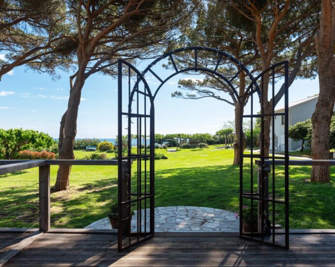 Cap Corse, Sisco, Domaine privé pieds dans l&rsquo;eau, 4 logements, espaces extérieurs, projet résidentiel ou touristique, vue et accès direct à la mer