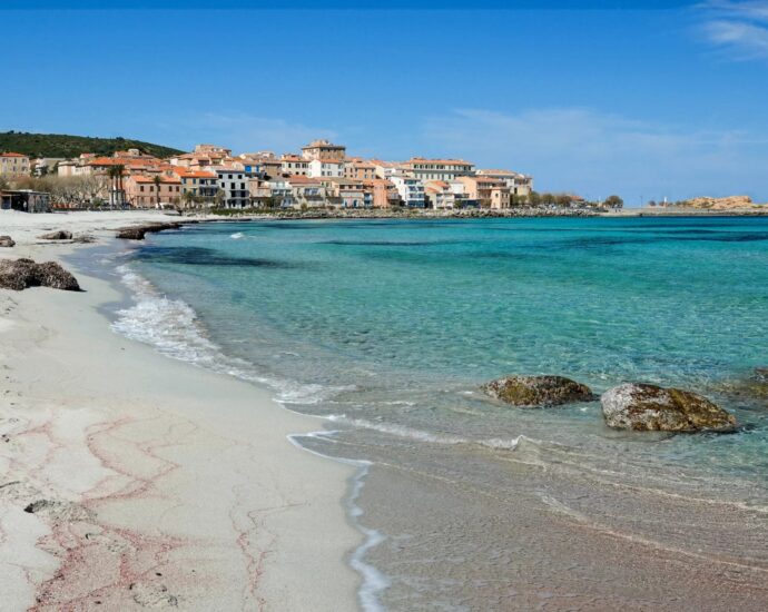 Balagne, L&rsquo;Île Rousse, terrain à bâtir, vue mer, plage à pied