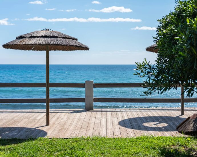 Cap Corse, Sisco, Domaine privé pieds dans l&rsquo;eau, 4 logements, espaces extérieurs, projet résidentiel ou touristique, vue et accès direct à la mer