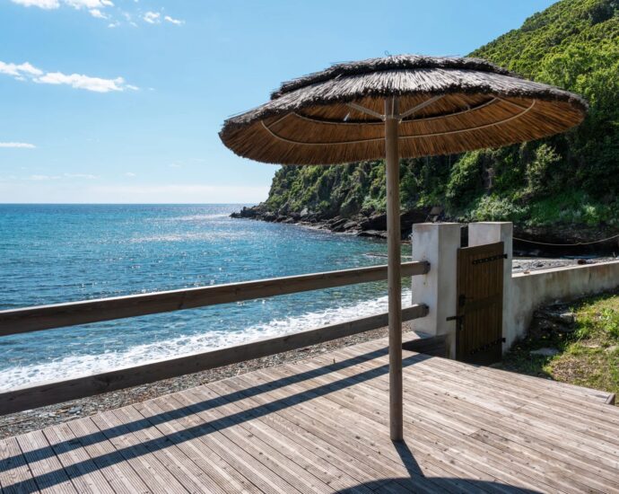 Cap Corse, Sisco, Domaine privé pieds dans l&rsquo;eau, 4 logements, espaces extérieurs, projet résidentiel ou touristique, vue et accès direct à la mer