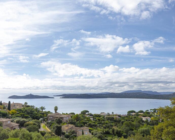 Vardiola, Villa d&rsquo;architecte, T6,  piscine, vue mer panoramique, proche plage