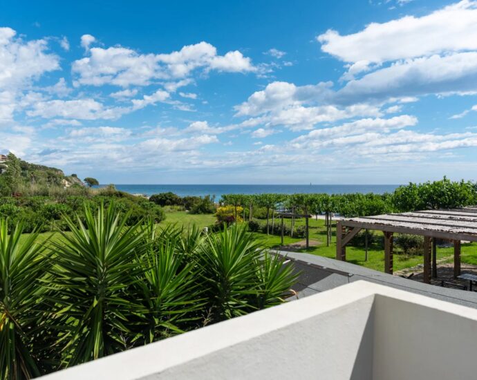 Cap Corse, Sisco, Domaine privé pieds dans l&rsquo;eau, 4 logements, espaces extérieurs, projet résidentiel ou touristique, vue et accès direct à la mer