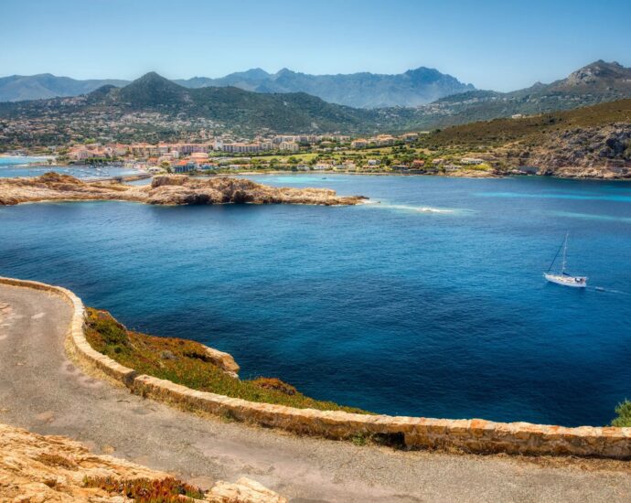 Balagne, L&rsquo;Île Rousse, terrain à bâtir, vue mer, plage à pied