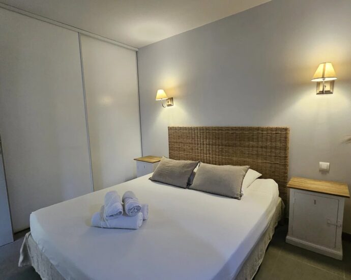 Pinarello, Appartement avec jardin privatif, 2 chambres,  vue dégagée, plage à pied