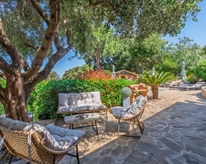 Exlusivité, Région de Saint-Florent, Poggio d’Oletta, villa 4 chambres, piscine, jacuzzi, vue dégagée mer et montagnes, proche plage