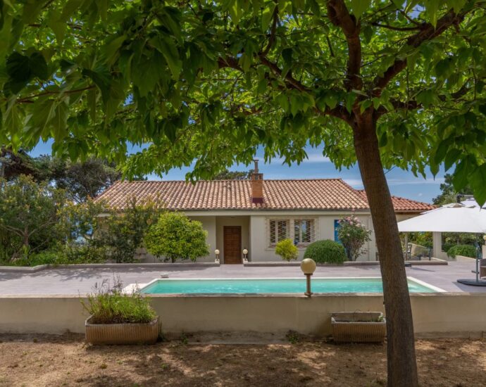 Sagone, villa vue mer panoramique, 3 chambres, studio et chalet indépendants, piscine, plage à pied, proche Ajaccio