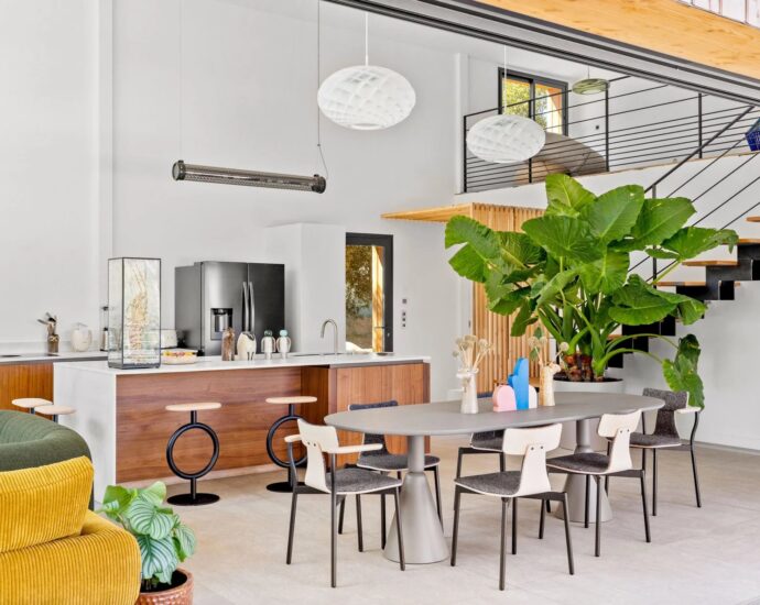 Bonifacio, contemporary villa, close to the beach and town center.