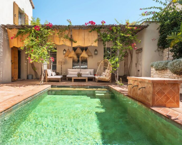 Saint-Florent , 6-Bedroom Villa with Pool, Close to Beach and Town Center