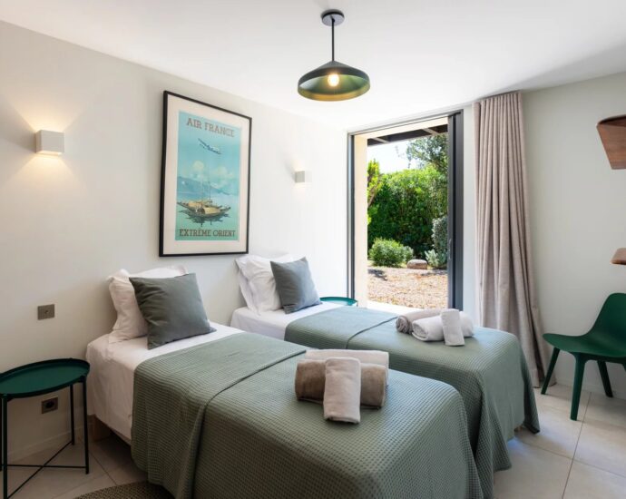 Porto-Vecchio, Domaine de Cala Rossa, villa 4 bedrooms, swimming pool and beach at walking distance,
