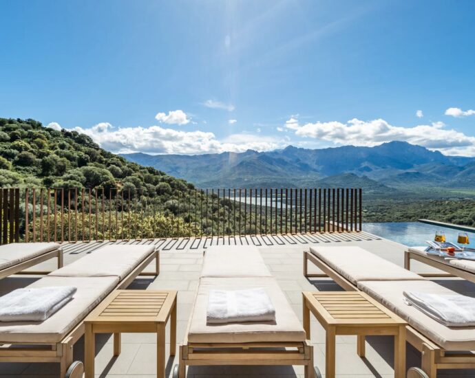 Santa-Reparata Di Balagna, 4 rooms, swimming pool, panoramic view of lake and mountains