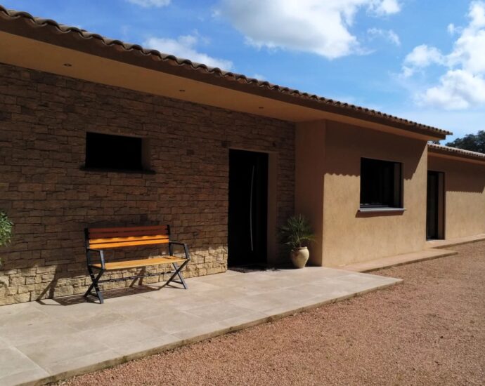 Porto Vecchio, Villa contemporaine, 4 chambres, piscine, proche plage de Santa Giulia
