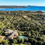 Pianottoli-Caldarello, Architect-designed villa, 6 bedrooms, sea view, swimming pool, beach within walking distance