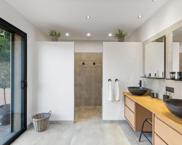 Porto Vecchio, Villa contemporaine, 4 chambres, piscine, proche plage de Santa Giulia