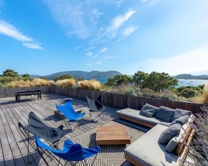 Private estate of Cala Rossa, 5-Bedroom Villa with Pool, Sea View, close to the beach