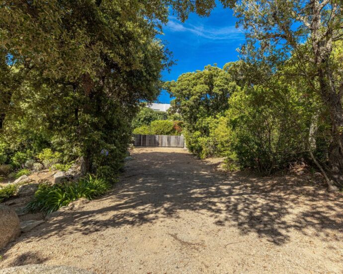 Private estate of Cala Rossa, 5-Bedroom Villa with Pool, Sea View, close to the beach