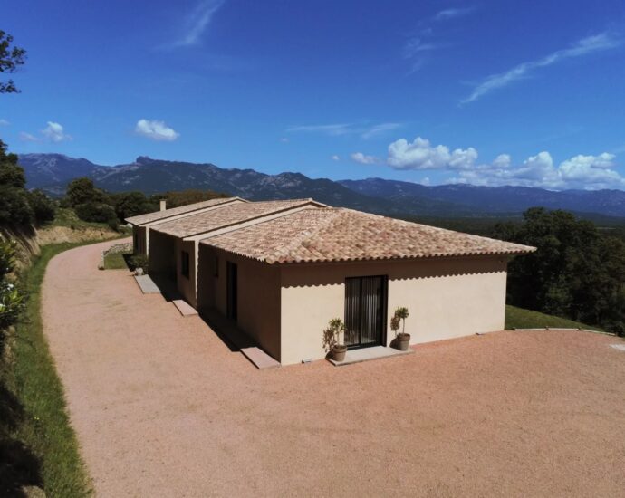 Porto Vecchio, Villa contemporaine, 4 chambres, piscine, proche plage de Santa Giulia