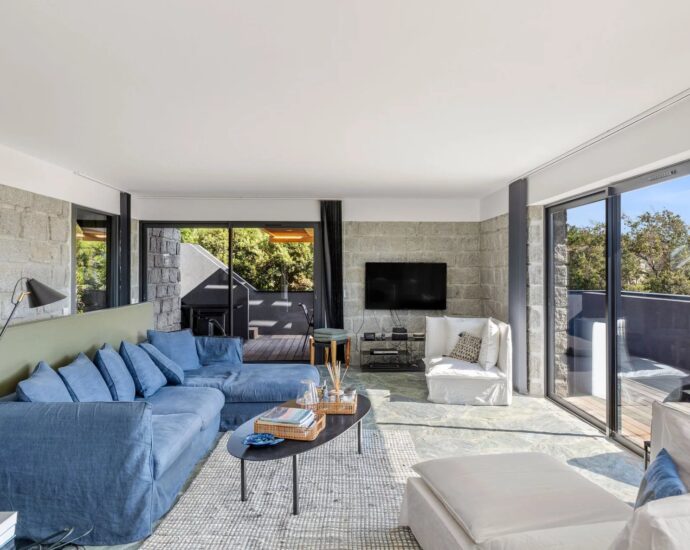 Private estate of Cala Rossa, 5-Bedroom Villa with Pool, Sea View, close to the beach
