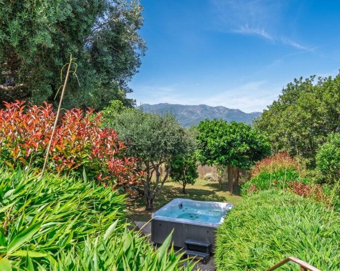 Exlusivité, Région de Saint-Florent, Poggio d’Oletta, villa 4 chambres, piscine, jacuzzi, vue dégagée mer et montagnes, proche plage