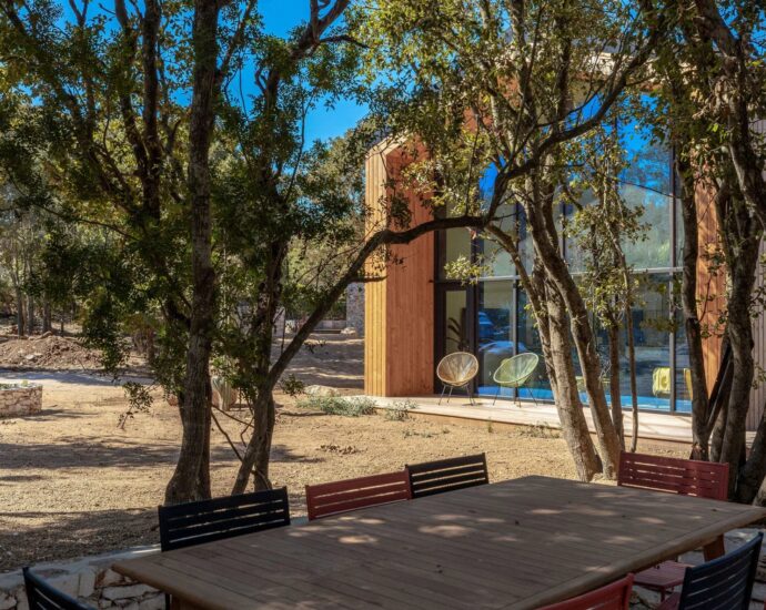 Bonifacio, contemporary villa, close to the beach and town center.