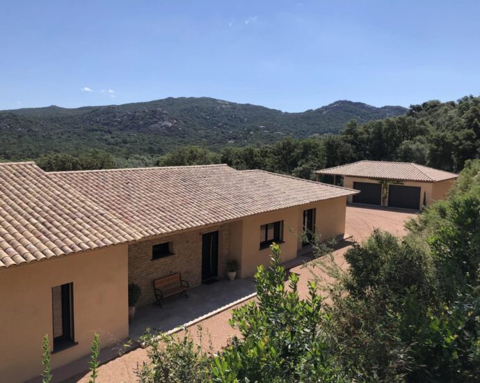Porto Vecchio, Villa contemporaine, 4 chambres, piscine, proche plage de Santa Giulia