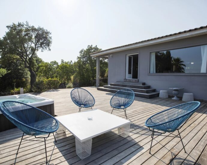 Sainte-Lucie de Porto-Vecchio, 8-Bedroom Villa, Pool, Sea View, Close to the Beach