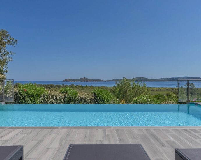 Pinarello, Villa vue mer panoramique, 4 chambres, piscine à débordement, plage à pied