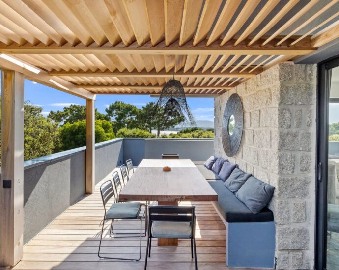 Private estate of Cala Rossa, 5-Bedroom Villa with Pool, Sea View, close to the beach