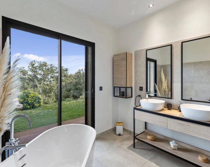 Porto Vecchio, Villa contemporaine, 4 chambres, piscine, proche plage de Santa Giulia