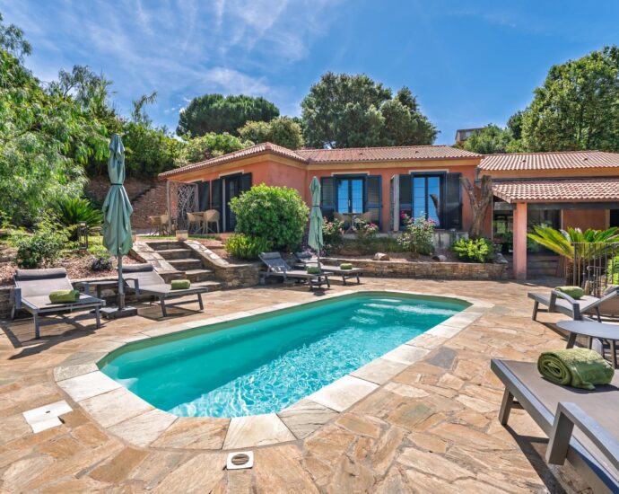 Exlusivité, Région de Saint-Florent, Poggio d’Oletta, villa 4 chambres, piscine, jacuzzi, vue dégagée mer et montagnes, proche plage