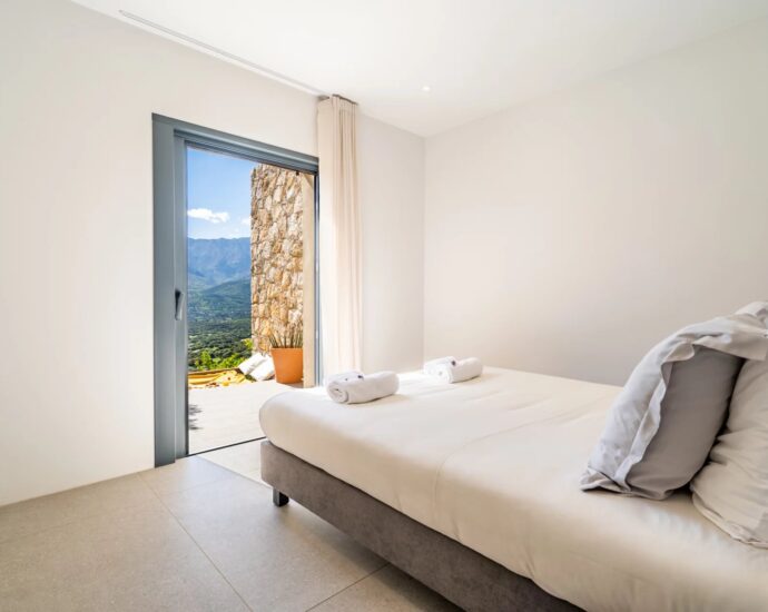 Santa-Reparata Di Balagna, 4 rooms, swimming pool, panoramic view of lake and mountains