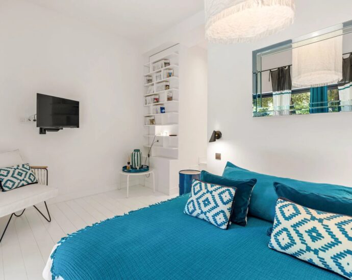 Private estate of Cala Rossa, 5-Bedroom Villa with Pool, Sea View, close to the beach