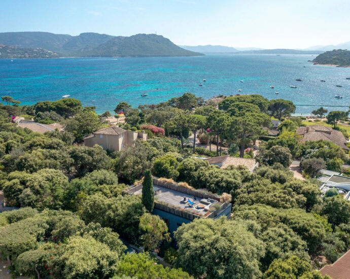 Private estate of Cala Rossa, 5-Bedroom Villa with Pool, Sea View, close to the beach